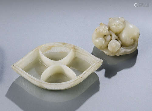 A MUGHAL-STYLE CARVED JADE BASE OF A COSMETIC BOX AND A CARVED PENDANT IN SHAPE OF TWO CATS