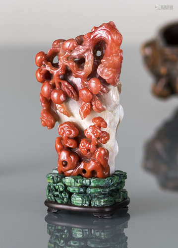 A FINELY CARVED CARNELIAN TREE-TRUNK LINGZHI AND CLOUD DECORATED BRUSHWASHER WITH PEACH BRANCHES