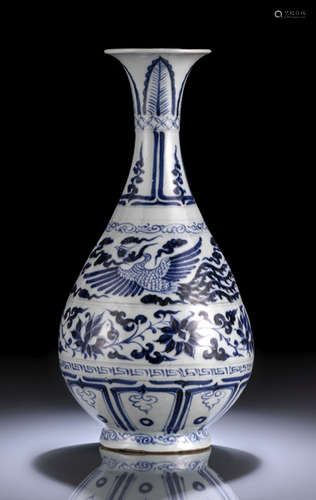 A FINE BLUE AND WHITE PEAR-SHAPED BOTTLE