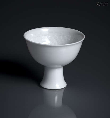 A FINE WHITE-GLAZED PORCELAIN STEMCUP