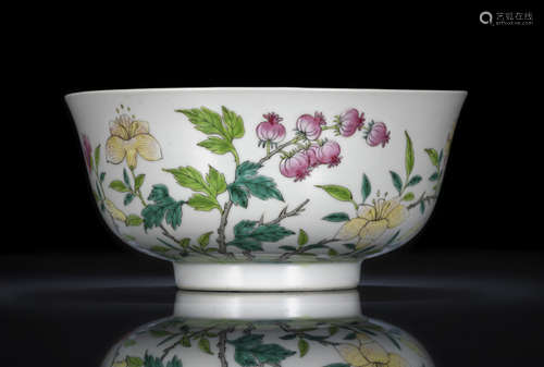 A FINE IMPERIAL FAMILLE ROSE BLOSSOM PORCELAIN BOWL