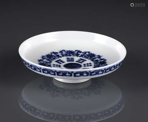 A BLUE AND WHITE BAGUA AND LOTOS DECORATED BOWL OR COVER