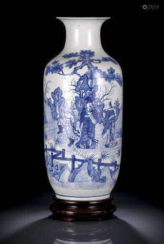 A LARGE BLUE AND WHITE PORCELAIN VASE