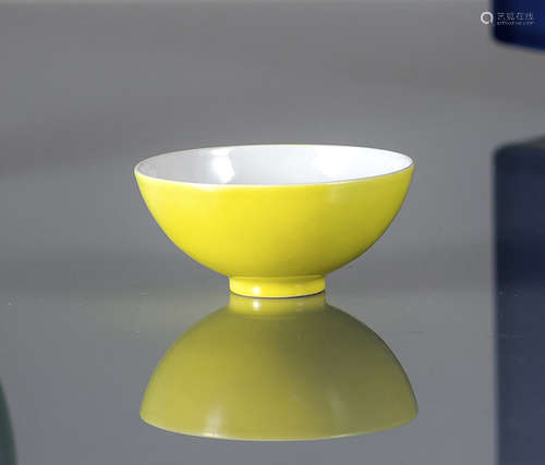 AN IMPERIAL YELLOW GLAZED PORCELAIN BOWL