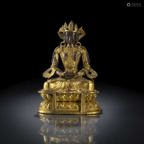 AN EMBOSSED PARCEL GILT-BRONZE FIGURE OF AMITAYUS