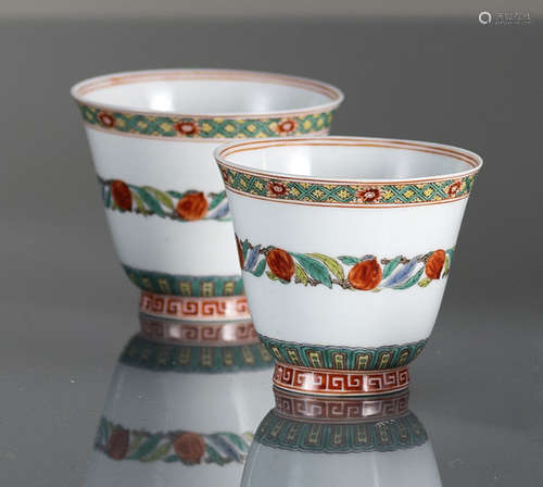 A PAIR OF FAMILLE VERTE PORCELAIN CUPS WITH PEACHES AND SHOU CHARACTER