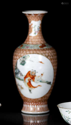 A FAMILLE ROSE PORCELAIN VASE WITH FIGURE AND BAT DECOR