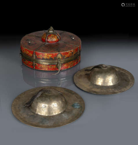 A PAIR OF METAL CYMBALS IN POLYCHROME WOOD BOX