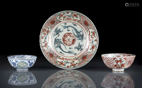 A GROUP OF THREE POLYCHROME PAINTED SWATOW PORCELAIN BOWLS