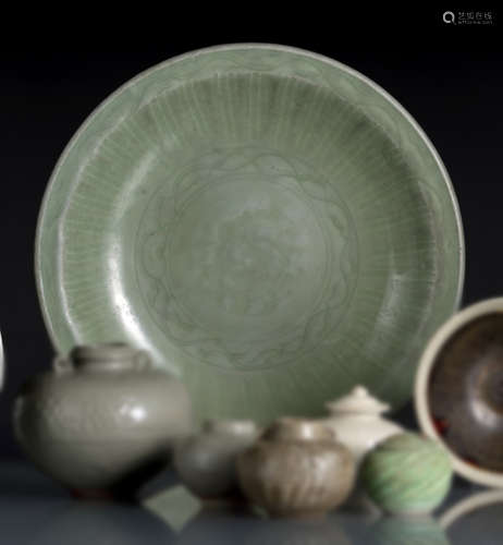 A LONGQUAN CELADON DISH WITH FLOWER DECORATION