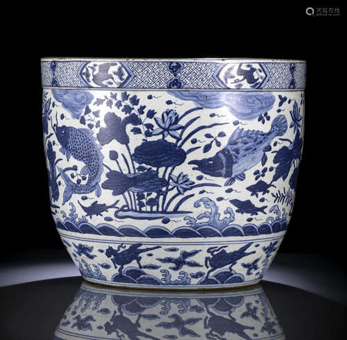 A BLUE AND WHITE PORCELAIN CACHEPOT WITH SEVERAL DECORATED FISHES