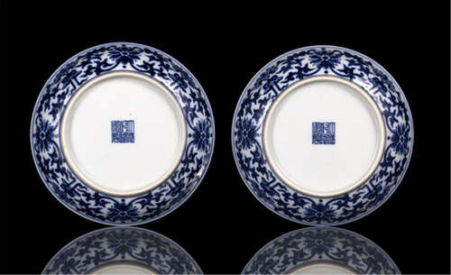 A PAIR OF BLUE AND WHITE 'BATS AND SHOU' DISHES