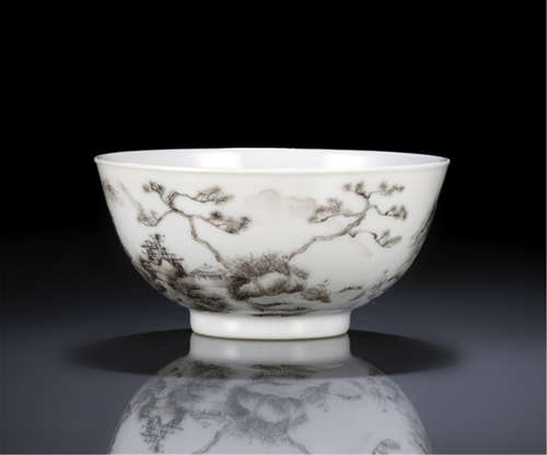 A VERY FINELY PAINTED GRISAILLE PORCELAIN BOWL WITH A SEA LANDSCAPE