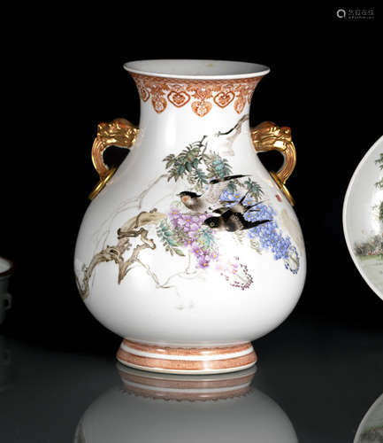 A GOOD MAGPIE AND WISTERIA PORCELAIN VASE WITH POEM AND SEALS