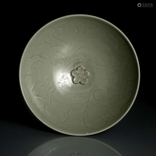 A LARGE ENGRAVED AND MOLDED LONGQUAN CELADON BOWL