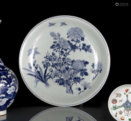 A LARGE BLUE AND WHITE BLOSSOM-DECORATED PORCELAIN PLATE