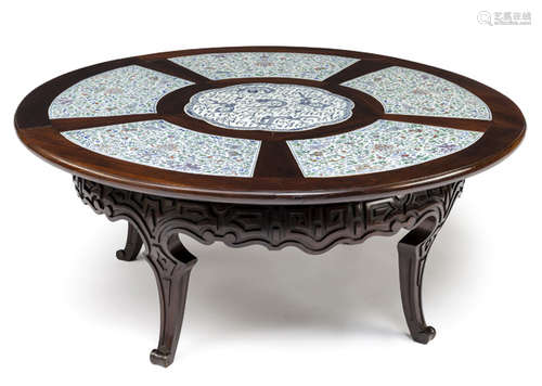 A LARGE ROUND HARDWOOD TABLE WITH AN INLAID BLOSSOM-SHAPED BLUE AND WHITE DRAGON PORCELAIN PANEL AND FIVE FAN-SHAPED DOUCAI PORCELAIN PANELS