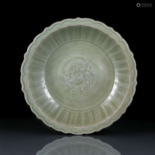 A BLOSSOM-SHAPED LONGQUAN CELADON PLATE