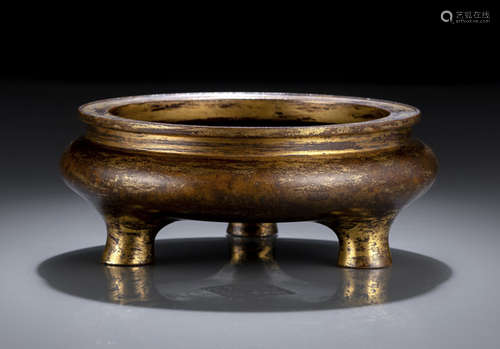 A GILT-BRONZE CENSER 'DING' WITH THREE SHORT FEET