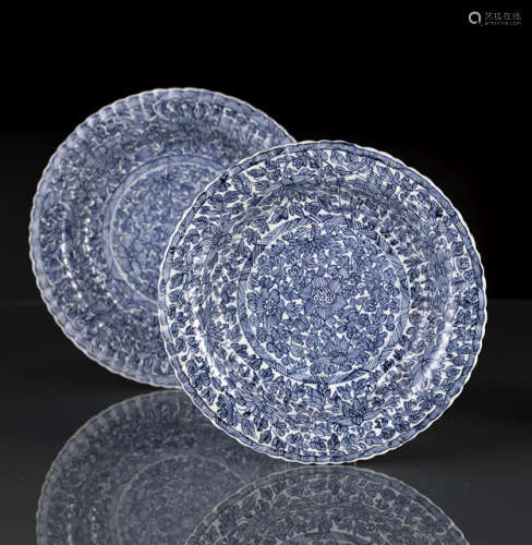 A PAIR OF BLUE AND WHITE LOBED DISHES WITH FLORAL DECOR