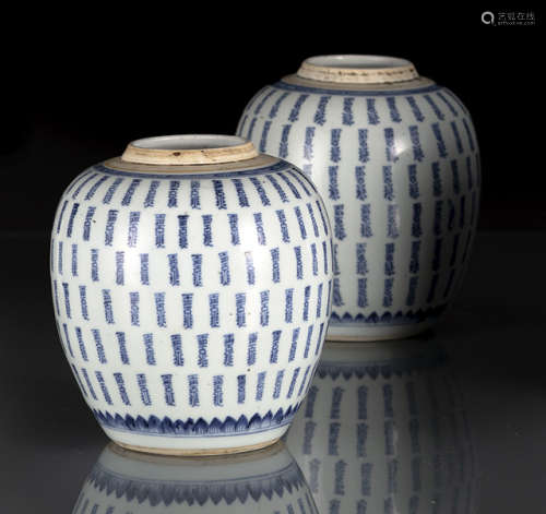 A PAIR OF BLUE AND WHITE PORCELAIN GINGER JARS