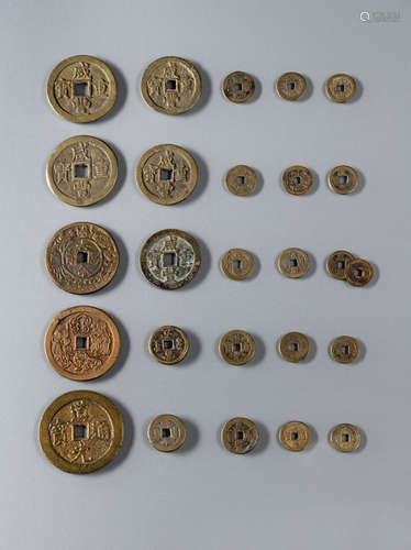 A GROUP OF 26 COPPER AND BRONZE COINS AND CASH