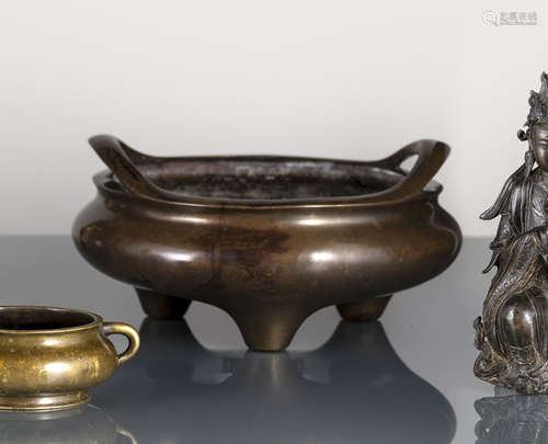 A BRONZE TRIPOD CENSER DING