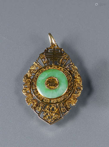 A JADEIT DISK MOUNTED WITH GOLD AS PENDANT