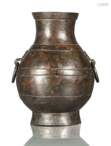 A HU-SHAPED BRONZE VASE