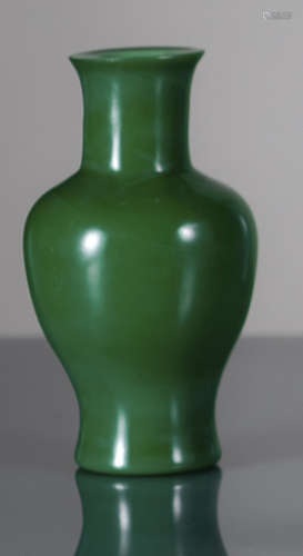 A GREEN BEIJING GLASS VASE