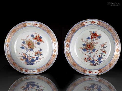 A PAIR OF IMARI-STYLE EXPORT PORCELAIN PLATES