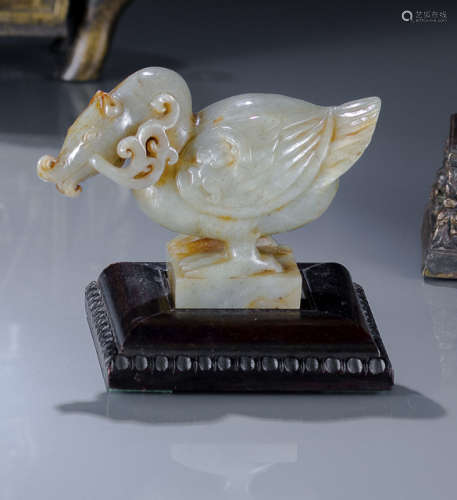 A JADE CARVING OF A STANDING DUCK ON A PLINTH