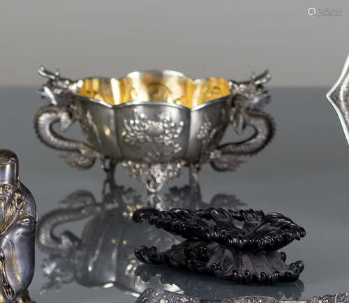 A FLOWER-SHAPED SILVER BOWL WITH DRAGON HANDLES