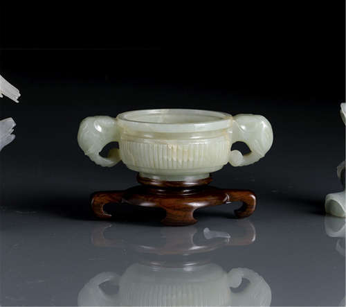 A JADE CENSER WITH TWO HANDLES IN THE SHAPE OF ELEPHANTS' HEADS