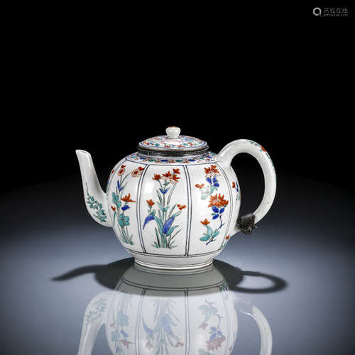 A LARGE KAKIEMON TEAPOT AND COVER