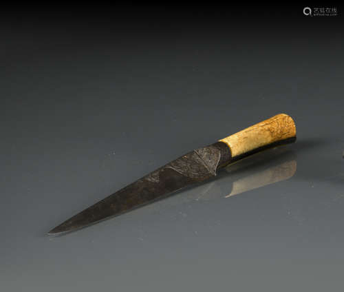 A STEEL DAGGER WITH GOLD-INLAYS