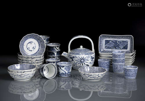 A GROUP OF BLUE AND WHITE DECORATED PORCELAIN: SIX RECTANGULAR TRAYS