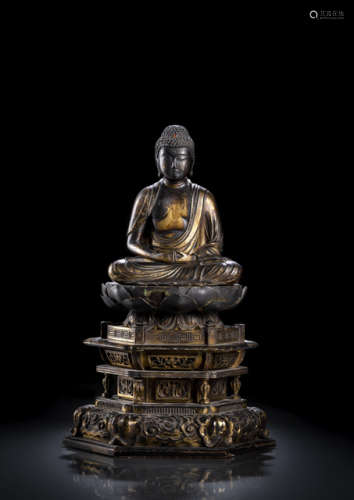 A BLACk- AND GOLD-LACQUERED WOOD SCULPTURE OF BUDDHA AMIDA SEATED ON A THRONE