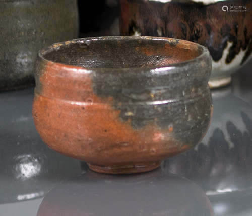 A FINE ORANGE AND GREY GLAZED RAKU POTTERY CHAWAN