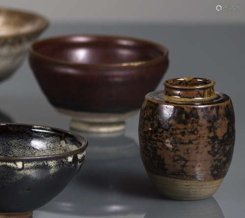 A HENAN-STYLE GLAZED POTTERY CHAWAN AND A BEIGE-BROWN GLAZED CHAIRE