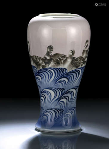 A FINE PORCELAIN VASE BY MAKUZU KÔZAN (1842-1916)