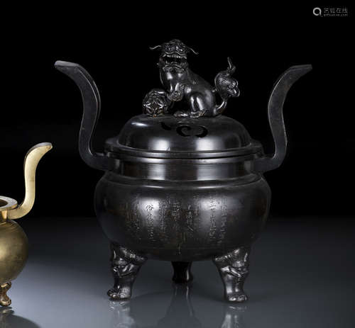 A BRONZE CENSER WITH SIDE HANDLES AND COVER MOUNTED WITH A SHISHI