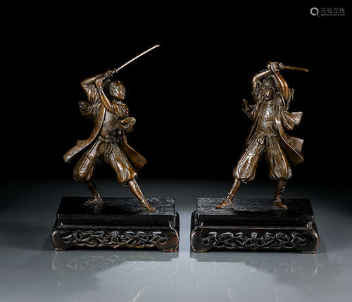 A PAIR OF FIGHTING BRONZE SAMURAI