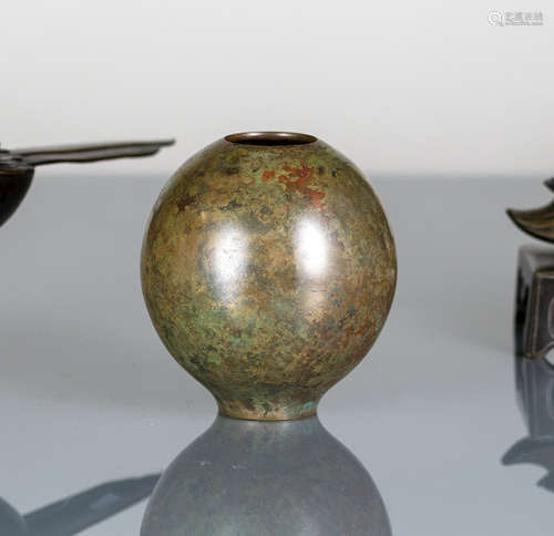 AN EGG-SHAPED BRONZE VASE