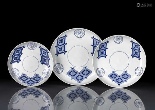 A SET OF THREE BLUE AND WHITE KIKUMON PORCELAIN PLATES