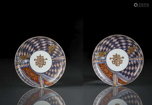 A PAIR OF 'KOTOBUKI' IMARI DISHES