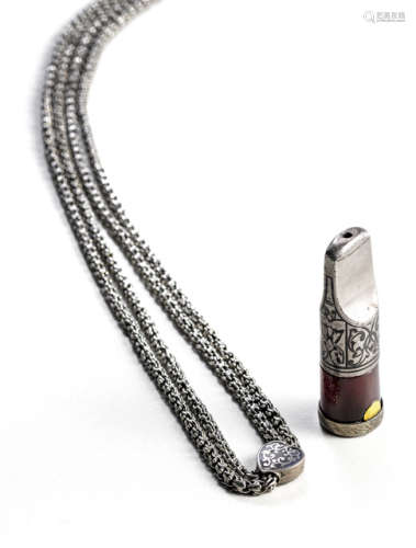 A SILVER AND GLASS MOUTH PIECE OF A PIPE AND A SILVER CHAIN
