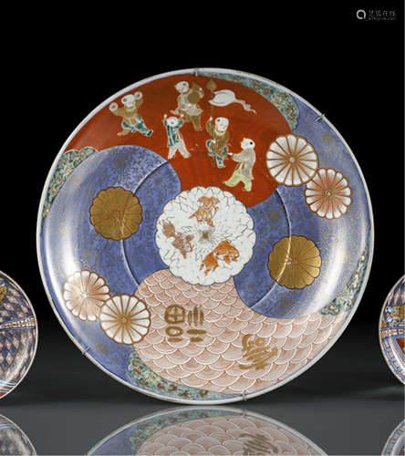 AN IMARI DISH DECORATED WITH BOYS AT PLAY AND STYLISED WAVES