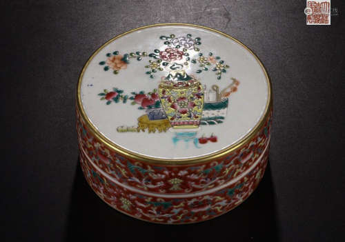 A JIAQING MARK FAMILLE ROSE CAPPING BOX