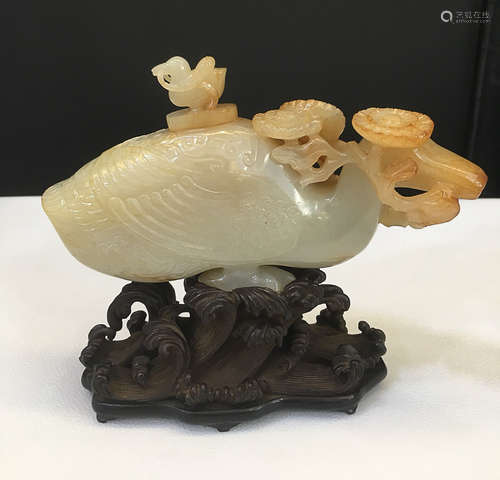 A HETIAN JADE DUCK ORNAMENT